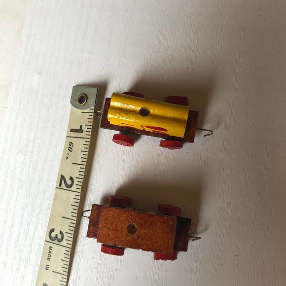 Vintage Miniatures Mini Figures Figurines Peg Man & Painted Taiwan Train Carts - Picture 9 of 10